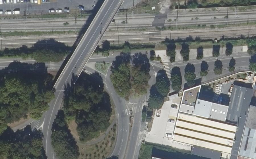 Vue aérienne du Rond-point anonyme n°334165892