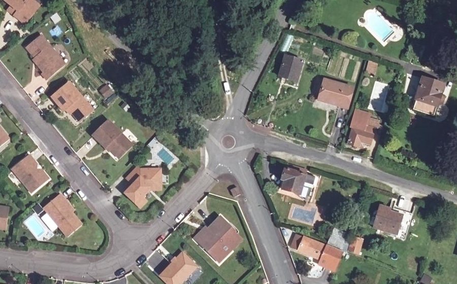 Vue aérienne du Rond-point anonyme n°334177909