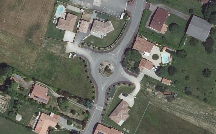 Vue aérienne du Rond-point anonyme n°334186462