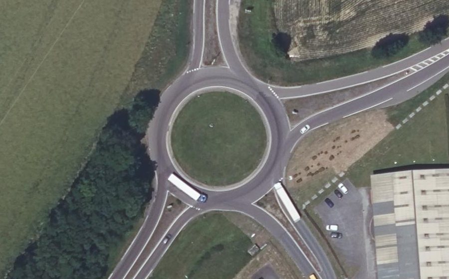 Vue aérienne du Rond-point anonyme n°33420787
