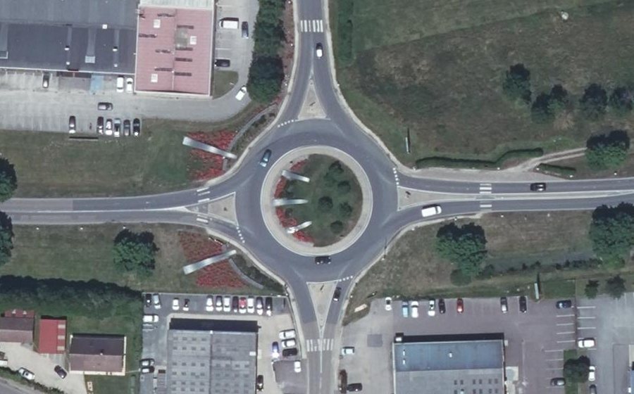 Vue aérienne du Rond-point anonyme n°33420789