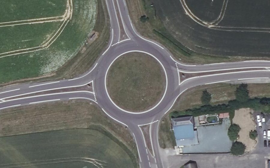 Vue aérienne du Rond-point anonyme n°33420795
