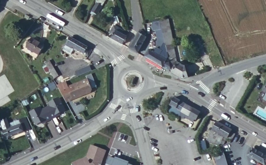 Vue aérienne du Rond-point anonyme n°33423414