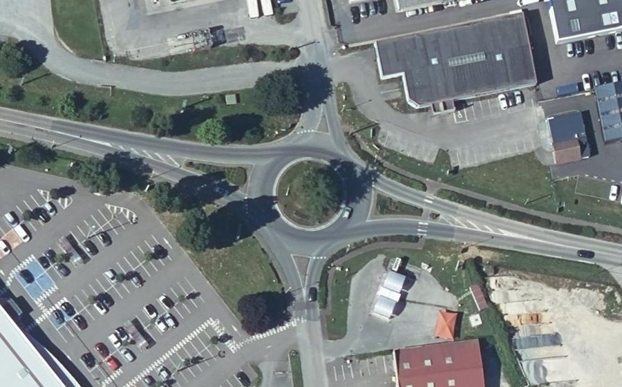 Vue aérienne du Rond-point anonyme n°33423416