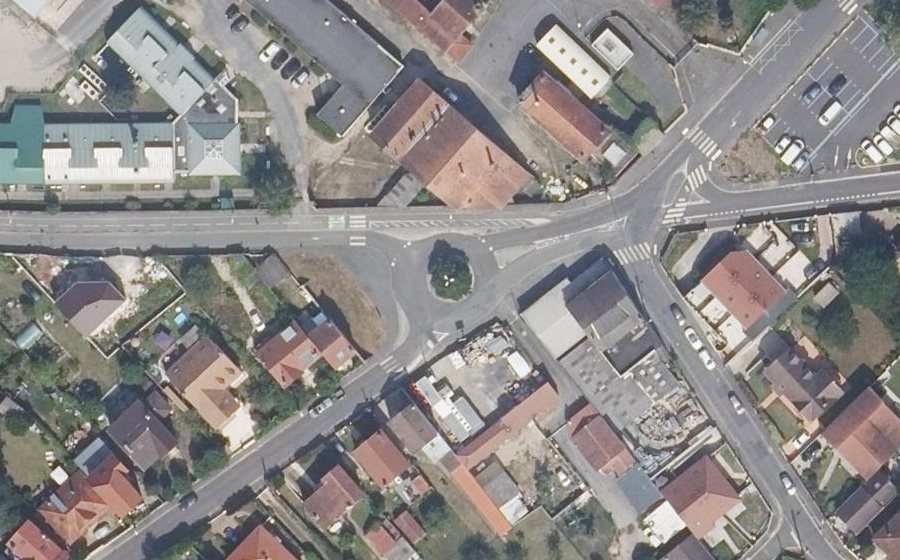 Vue aérienne du Rond-point anonyme n°334242643