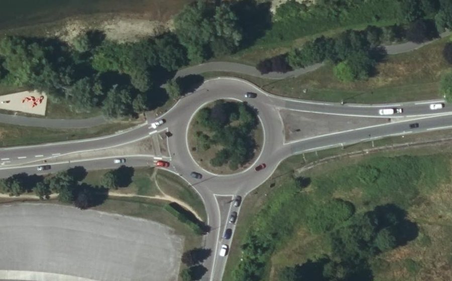 Vue aérienne du Rond-point anonyme n°33424608