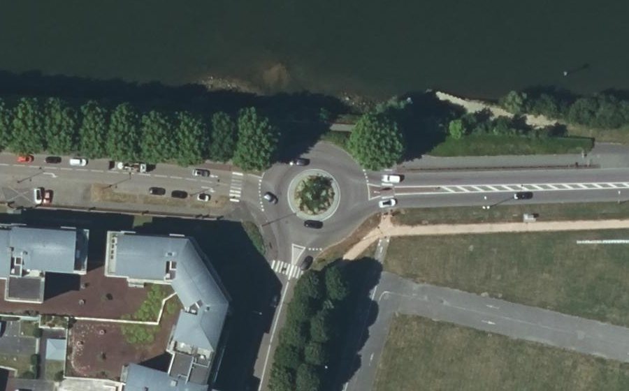 Vue aérienne du Rond-point anonyme n°33424613