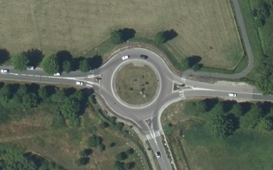 Vue aérienne du Rond-point anonyme n°33424616