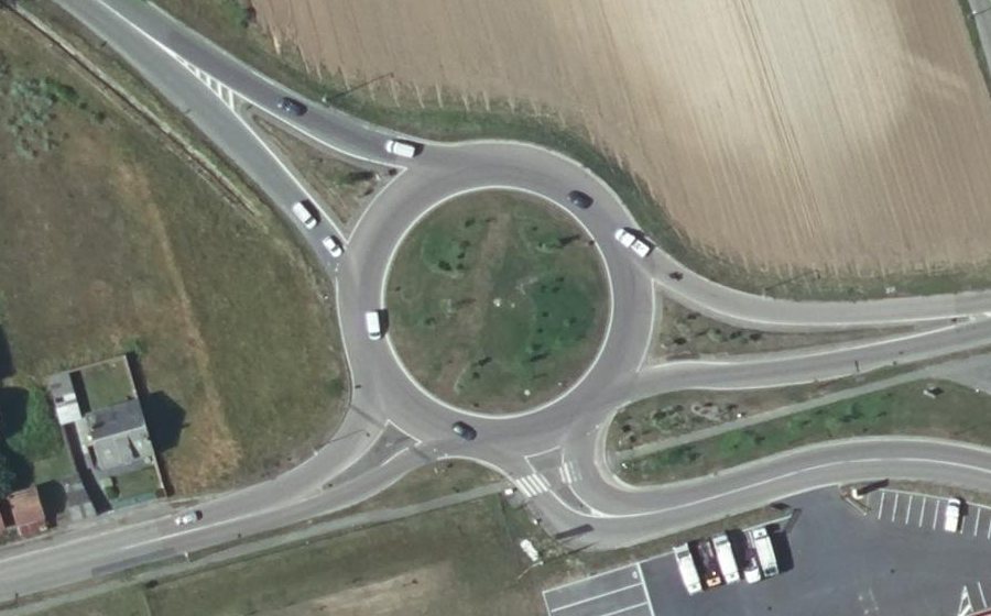 Vue aérienne du Rond-point anonyme n°33424618