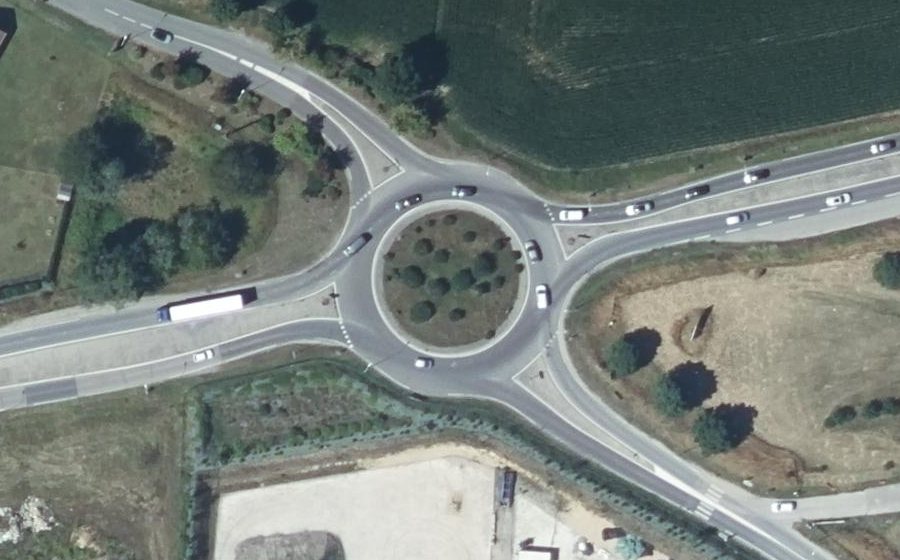 Vue aérienne du Rond-point anonyme n°33425247