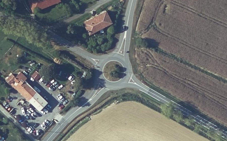 Vue aérienne du Rond-point anonyme n°33426649