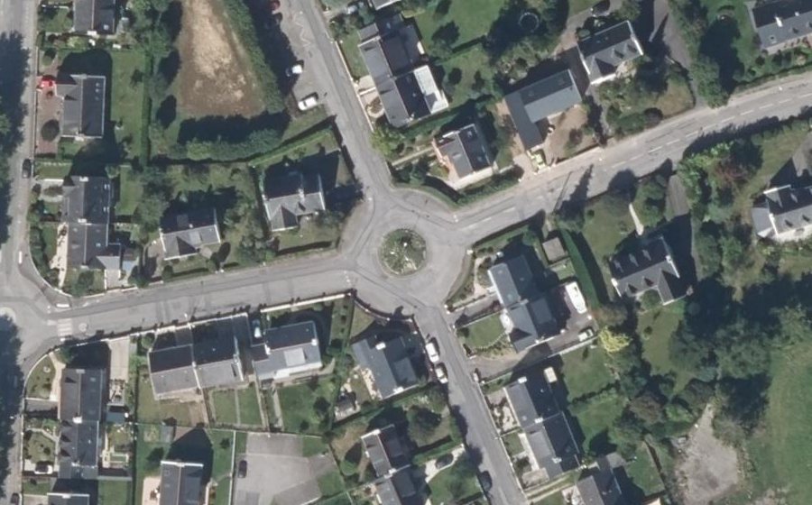 Vue aérienne du Rond-point anonyme n°33428769