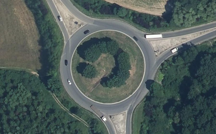 Vue aérienne du Rond-point anonyme n°33428792