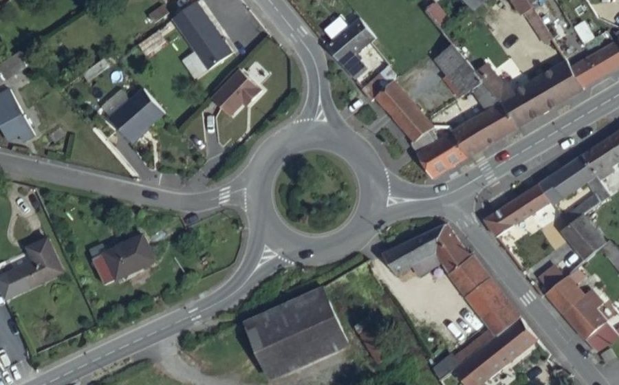 Vue aérienne du Rond-point anonyme n°33434879