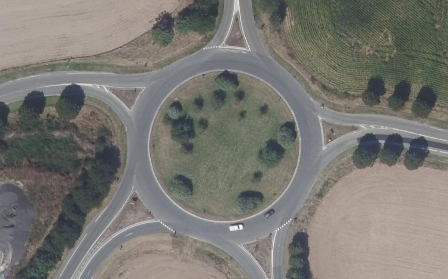 Vue aérienne du Rond-point anonyme n°33435405