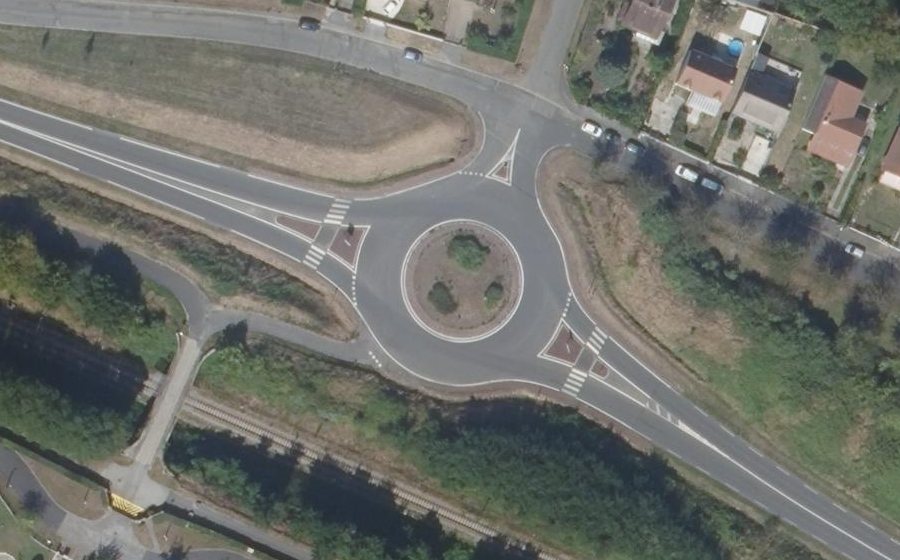 Vue aérienne du Rond-point anonyme n°33438937