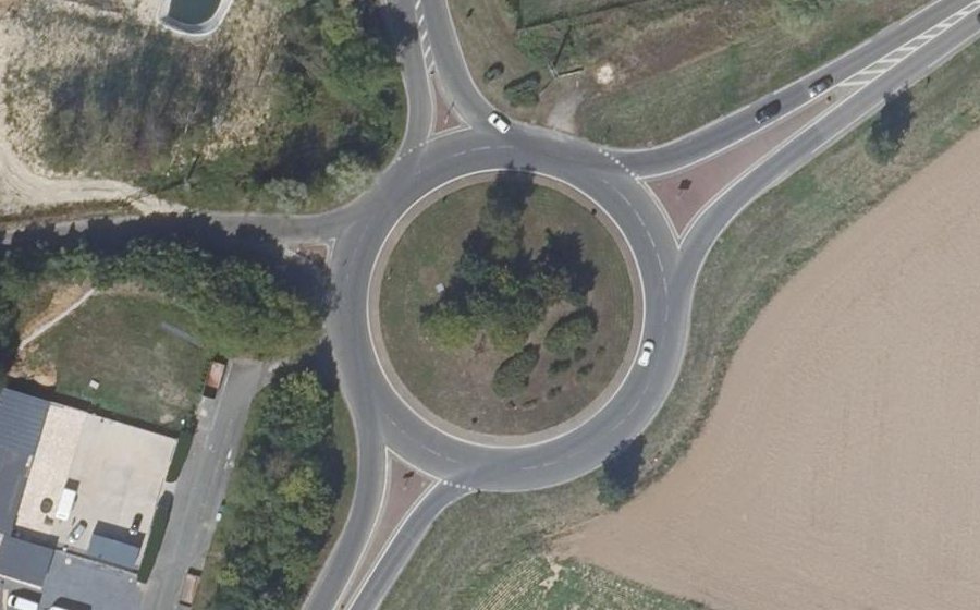 Vue aérienne du Rond-point anonyme n°33439422