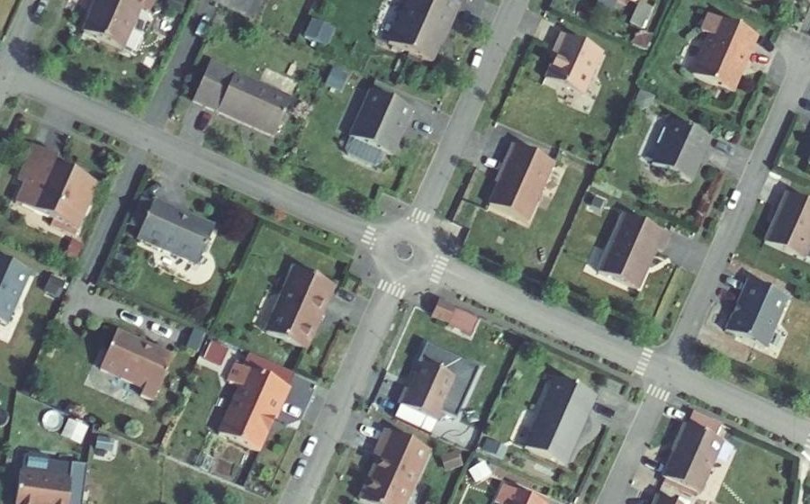 Vue aérienne du Rond-point anonyme n°334464433