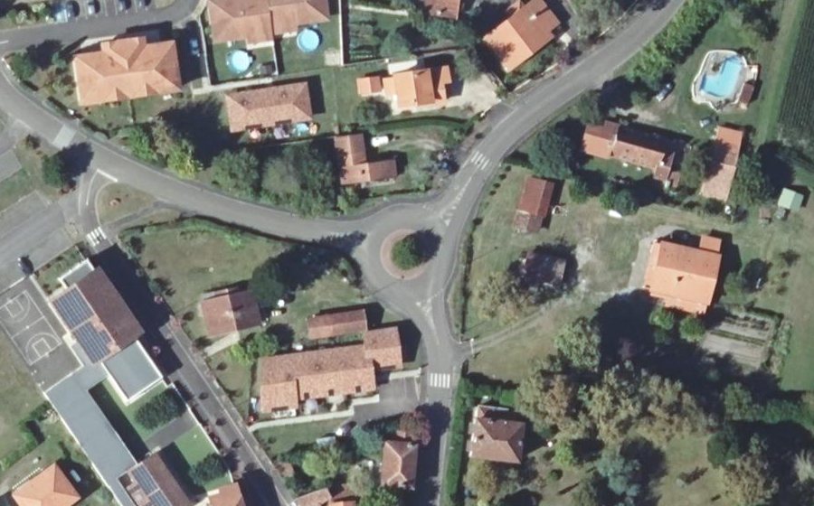 Vue aérienne du Rond-point anonyme n°334477250