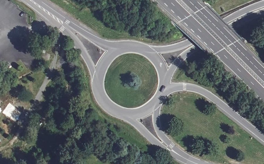 Vue aérienne du Rond-point anonyme n°334480604