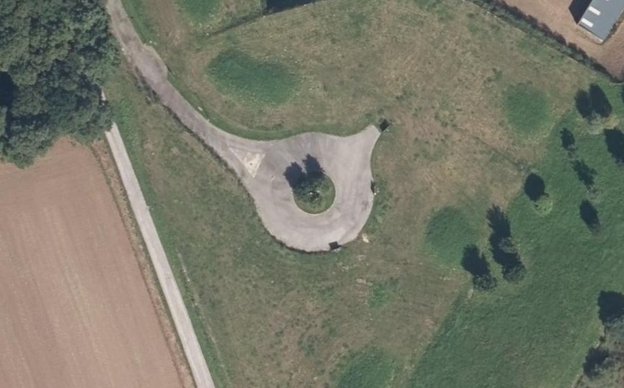Vue aérienne du Rond-point anonyme n°334485699