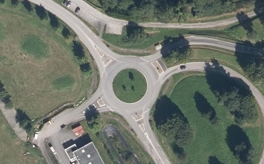 Vue aérienne du Rond-point anonyme n°334485712
