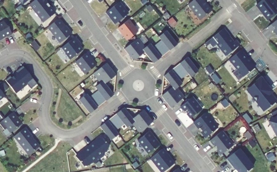Vue aérienne du Rond-point anonyme n°334553207