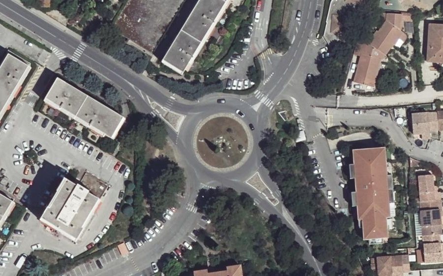 Vue aérienne du Rond-point anonyme n°33458137