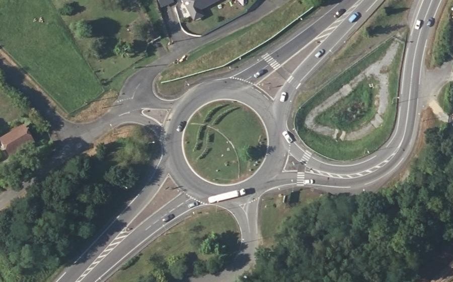 Vue aérienne du Rond-point anonyme n°33465125