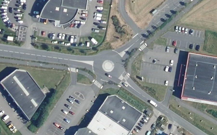 Vue aérienne du Rond-point anonyme n°334659192