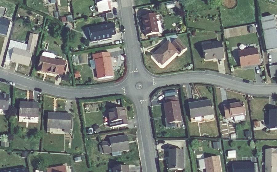 Vue aérienne du Rond-point anonyme n°334665427