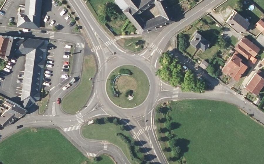 Vue aérienne du Rond-point anonyme n°33468935