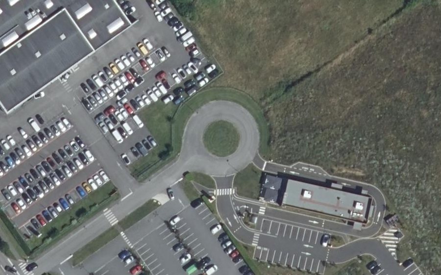 Vue aérienne du Rond-point anonyme n°334699619