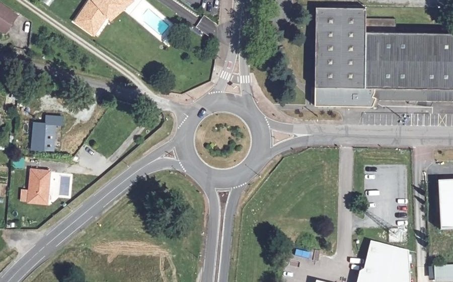 Vue aérienne du Rond-point anonyme n°334705168
