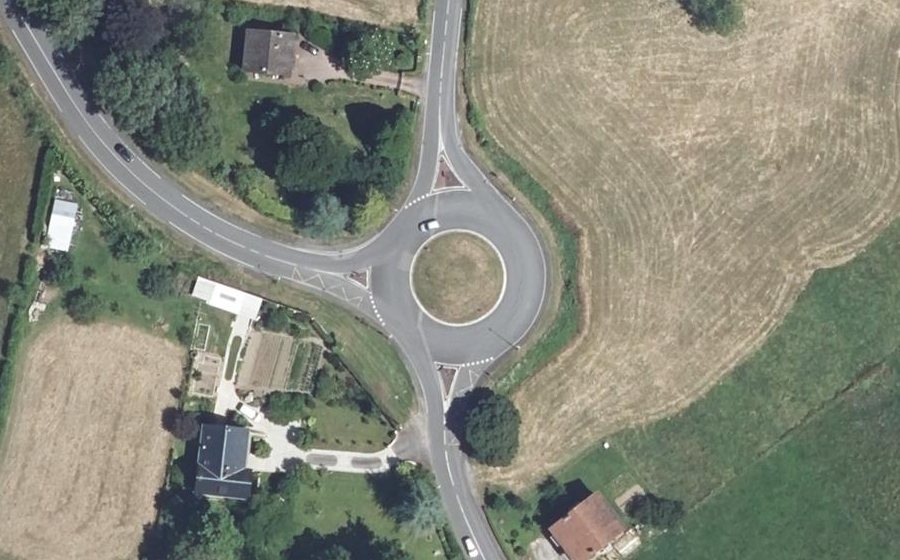Vue aérienne du Rond-point anonyme n°334708116
