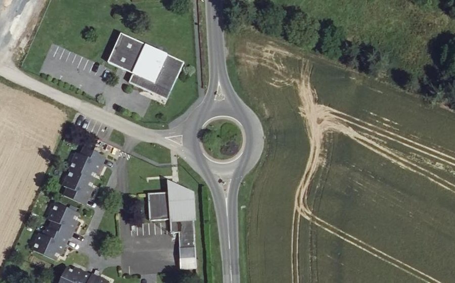 Vue aérienne du Rond-point anonyme n°334709459