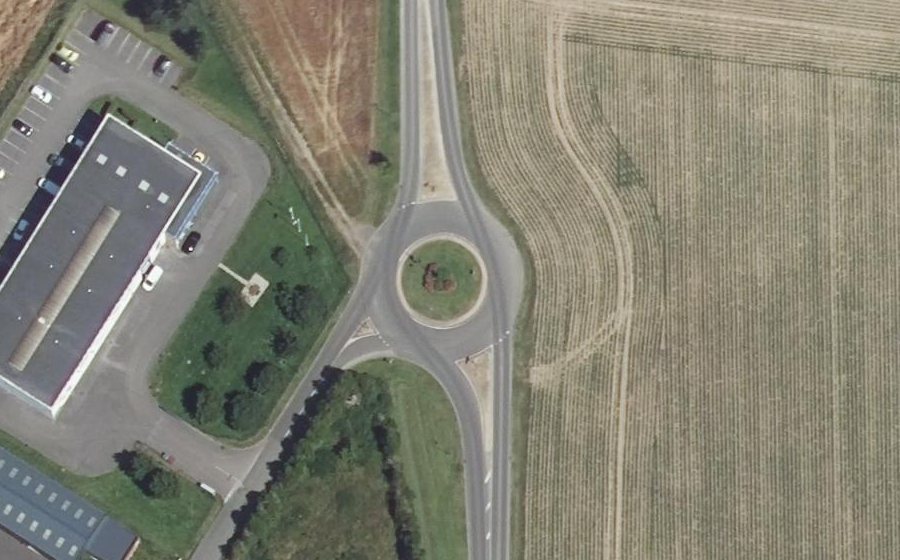 Vue aérienne du Rond-point anonyme n°334709460