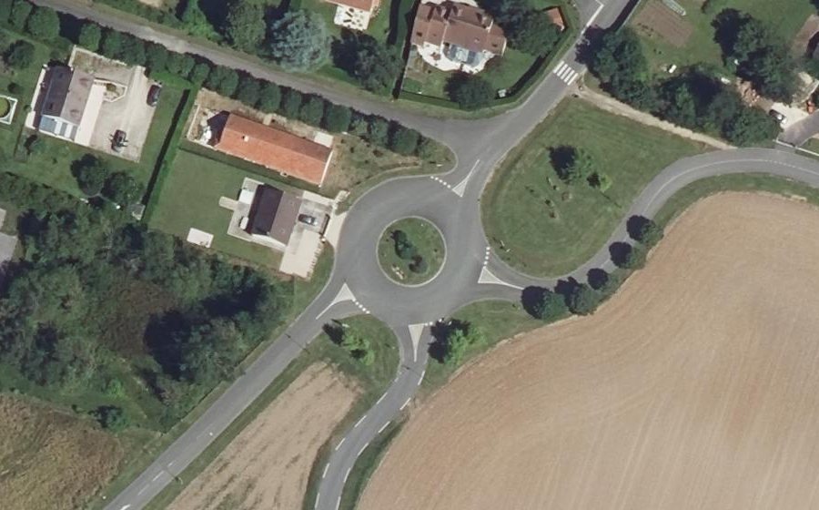 Vue aérienne du Rond-point anonyme n°334709476