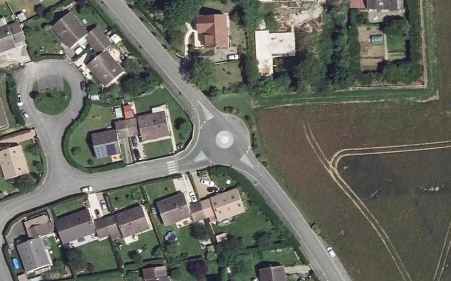 Vue aérienne du Rond-point anonyme n°334712888