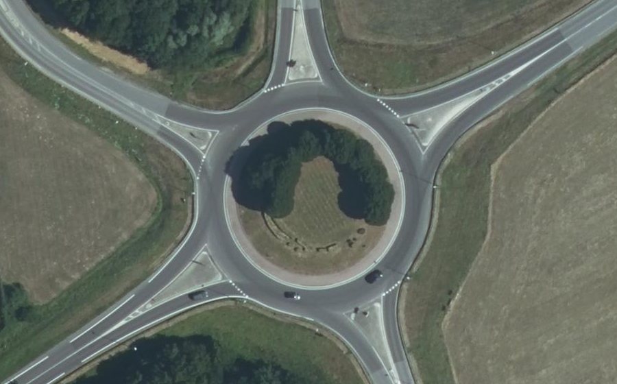 Vue aérienne du Rond-point anonyme n°33475396