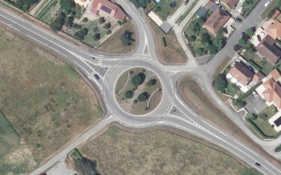 Vue aérienne du Rond-point anonyme n°33476075