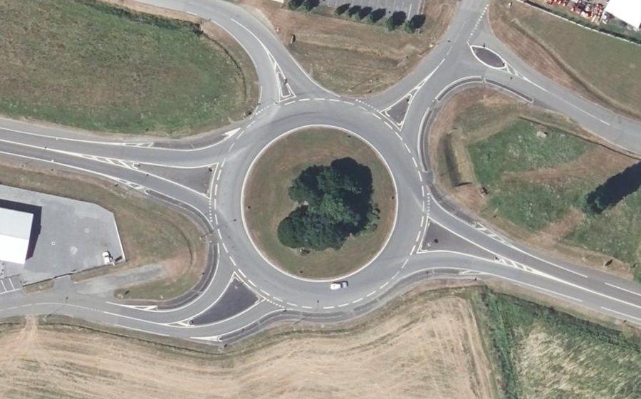 Vue aérienne du Rond-point anonyme n°33476082