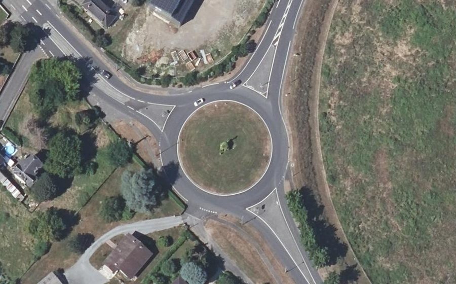Vue aérienne du Rond-point anonyme n°33476094
