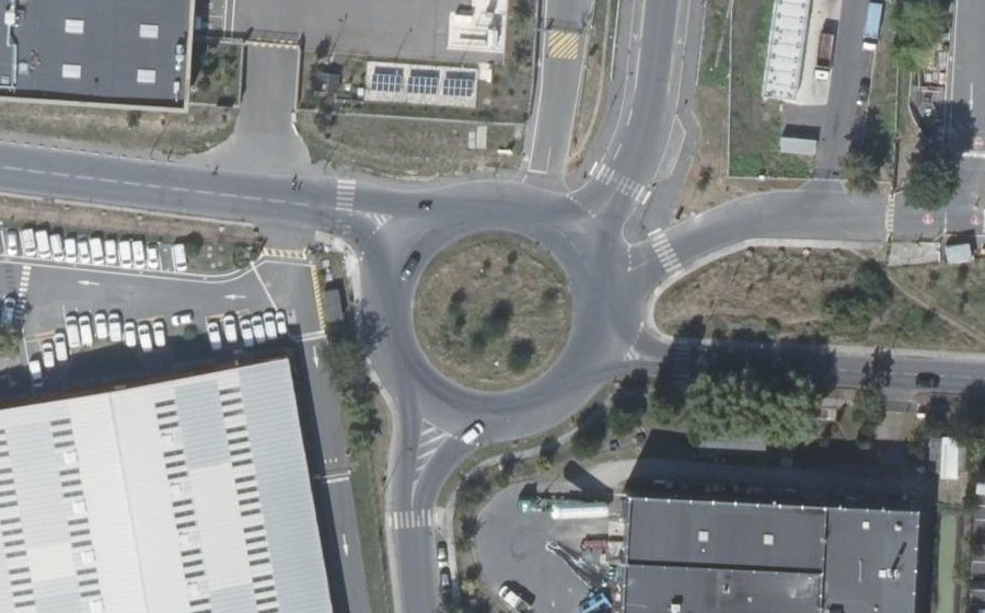Vue aérienne du Rond-point anonyme n°334779202
