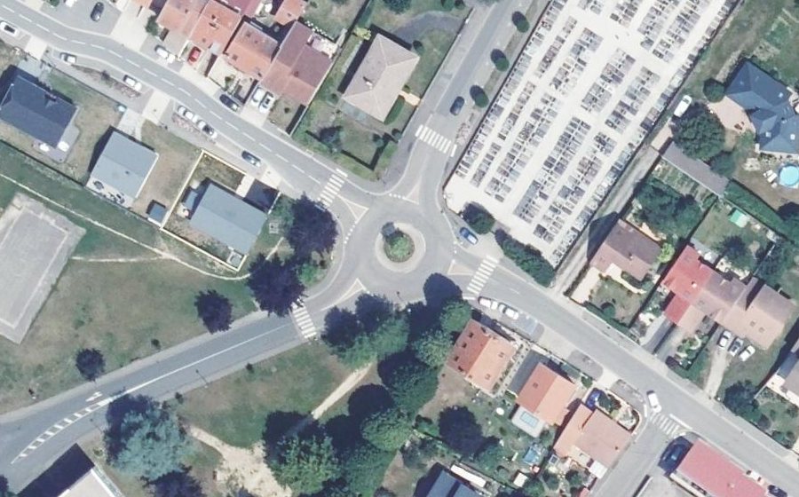 Vue aérienne du Rond-point anonyme n°334804599