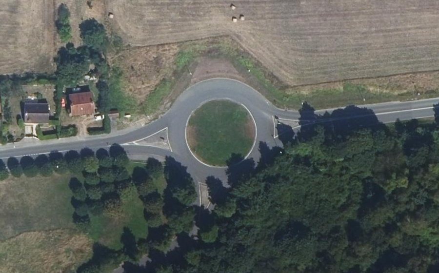 Vue aérienne du Rond-point anonyme n°33481539