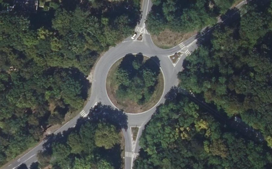 Vue aérienne du Rond-point anonyme n°33484308