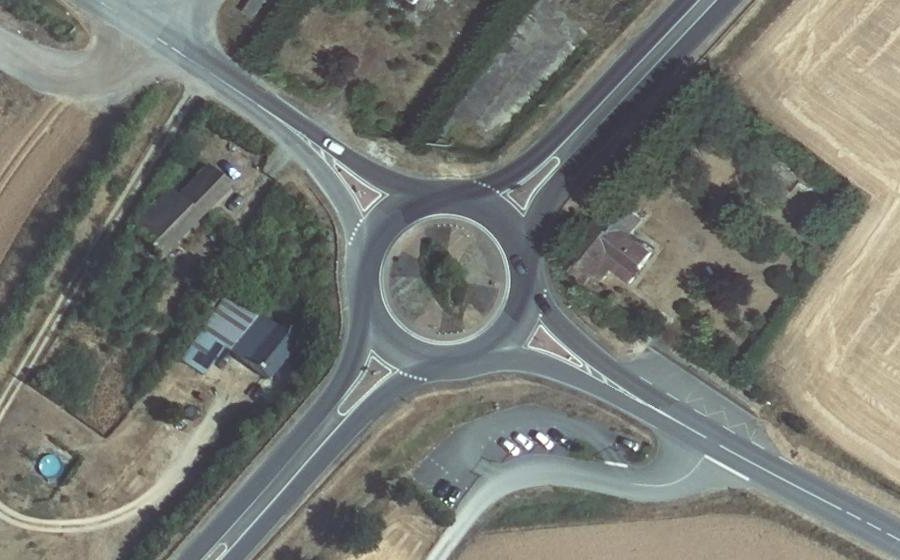 Vue aérienne du Rond-point anonyme n°334861062