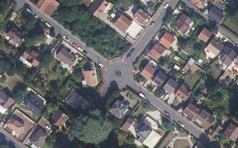 Vue aérienne du Rond-point anonyme n°33487523