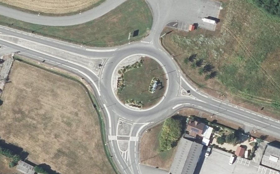 Vue aérienne du Rond-point anonyme n°33488993